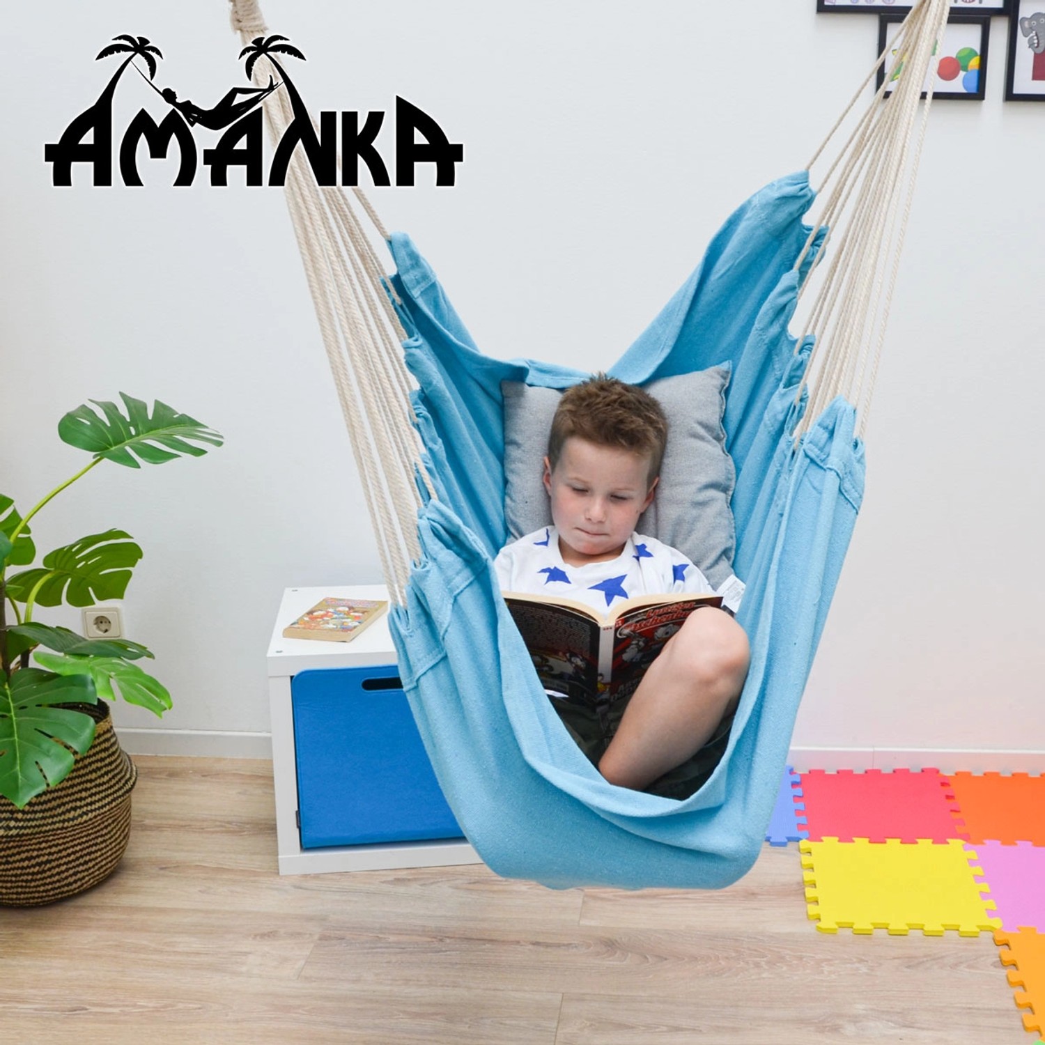 AMANKA Hängestuhl mit Gestell, blau, mit Kind beim Lesen. Bequemer Hängesessel für entspannte Stunden.
