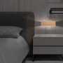 Globo LED-Wandleuchte Siegfried in Holzoptik, montiert über einem Nachttisch im Schlafzimmer.