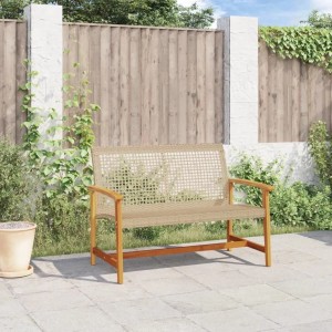Beige Gartenbank aus Poly Rattan und Akazienholz auf Terrasse. Robuste Sitzbank für den Außenbereich.