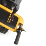Detailaufnahme: Stiga Kehrmaschine SWS 800 G, gelb-schwarzes Bedienfeld und Griff.