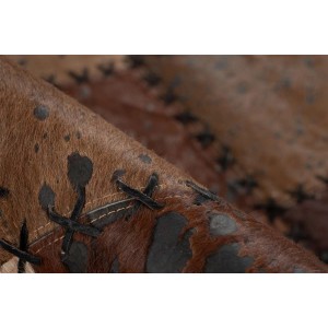 Detailansicht: Brauner Leder Teppich im Patchwork-Design mit Ziernähten.