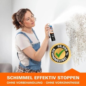 Frau sprüht Tonis Schimmelschutz auf Wand mit Schimmel. Anti-Schimmel-Farbe im 2er Set.