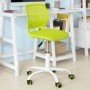 Grüner höhenverstellbarer Schreibtischstuhl mit ergonomischer Netzrückenlehne und gepolstertem Sitz. Ideal für Kinderzimmer.