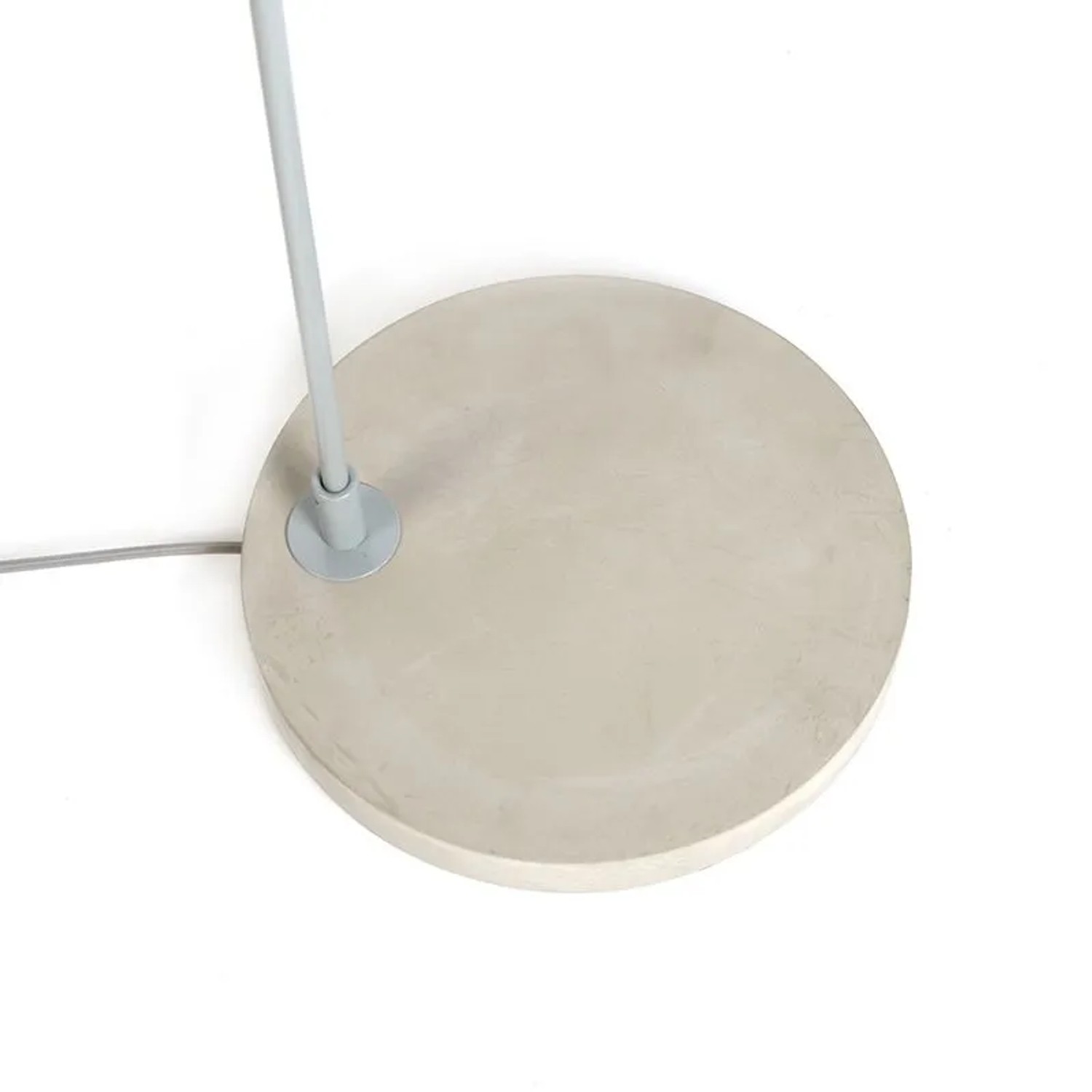 Detailaufnahme der grauen Bogenlampe Bend von QAZQA, Innenleuchte mit Betonsockel.
