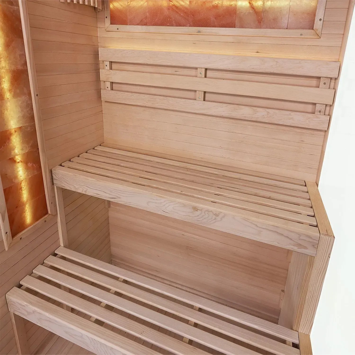 Innenansicht Artsauna Vantaa Sauna: Holz, Bänke, Salzsteine. Massivholzsauna für 2 Personen.