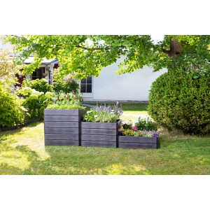 Garantia Ergo Quadro Hochbeet-System M, 60x80 cm, aus Kunststoff mit Holzstruktur im Garten.