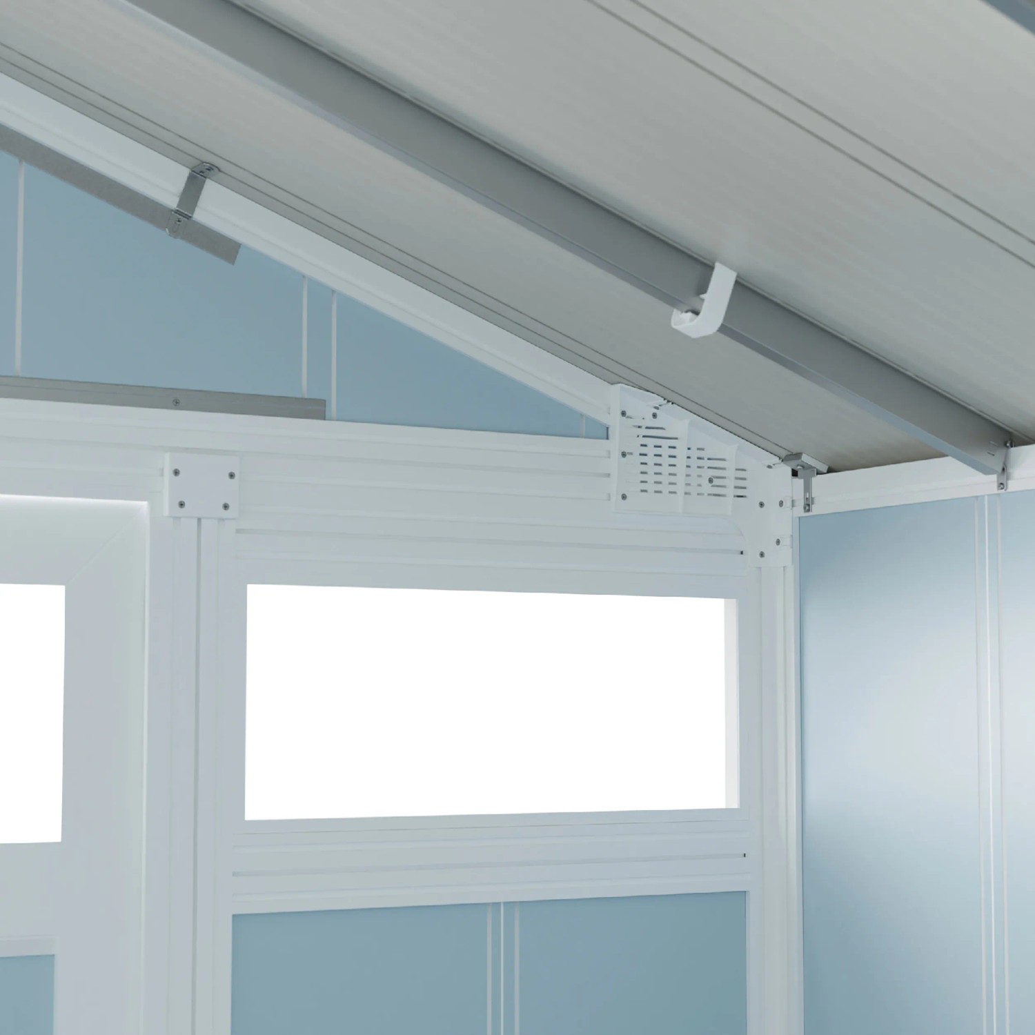 Detailaufnahme vom Inneren des Grosfillex Gerätehauses Utility 7,5 in Graublau, Fokus auf Dachkonstruktion und Fenster.