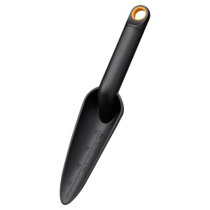 Schmale, schwarze Fiskars Pflanzkelle Solid (6 cm) mit Messskala für Bodenbearbeitung.
