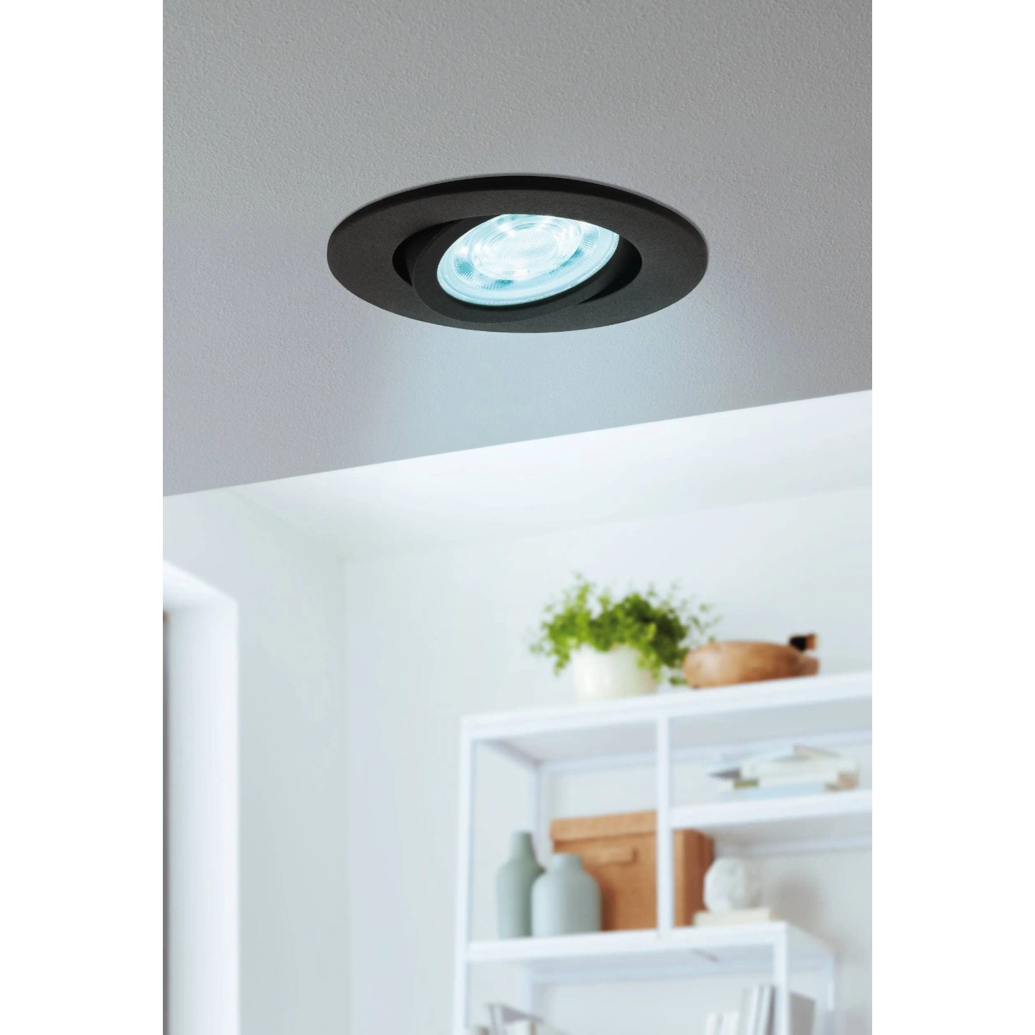 Schwarze Eglo LED Einbauleuchte Saliceto-Z, 5W, im Wohnraum an der Decke.