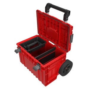 Roter QBRICK Werkzeugtrolley One mit Teleskopgriff und Gummirädern, geöffnet.