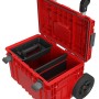 Roter QBRICK Werkzeugtrolley One mit Teleskopgriff und Gummirädern, geöffnet.