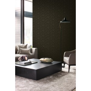 Wohnzimmer mit schwarzer Origin Wallcoverings Blumentapete (53cm x 10,05m) als Akzentwand.