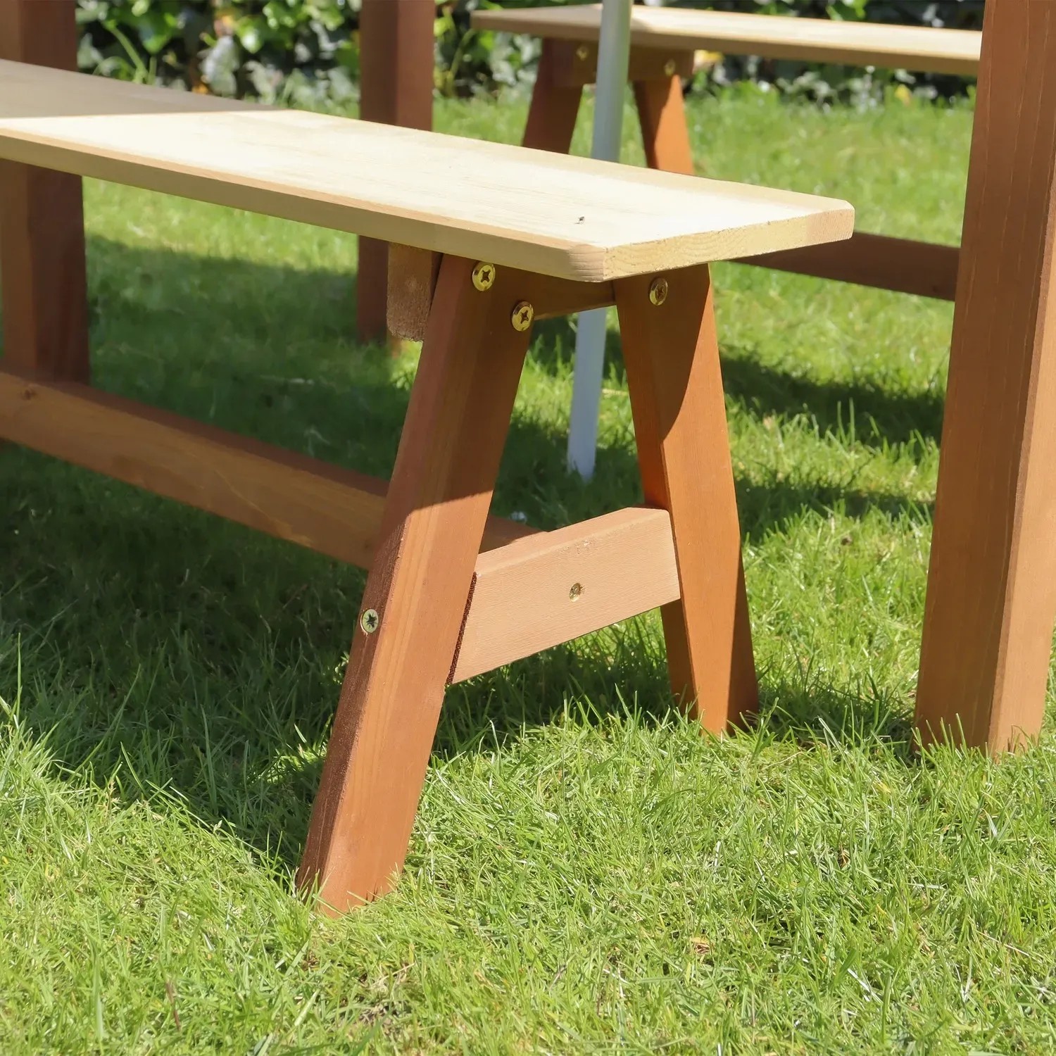 Detailansicht: Axi Sand- und Wasser-Picknicktisch Dennis, braunes Holz, blaue Akzente, Sonnenschirm.