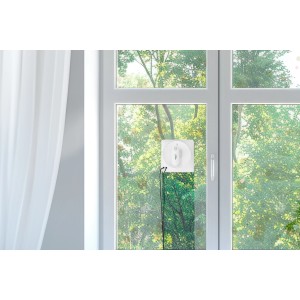 Lifenaxx Fensterreinigungsroboter LX-047 im Einsatz am Fenster.
