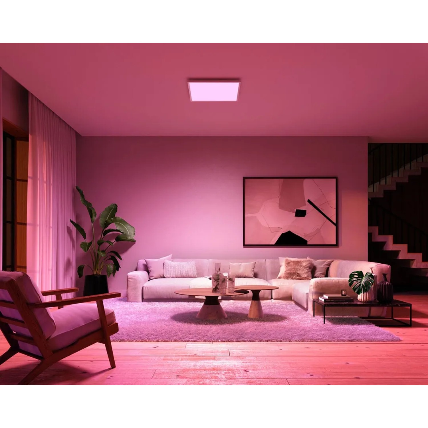 Philips Hue Surimu Panel in Weiß und Farbe, 60x60 cm, in modernem Wohnzimmer mit farbiger Beleuchtung.