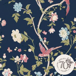 Laura Ashley Vliestapete Summer Palace Midnight Blue mit floralem Muster und Vögeln.