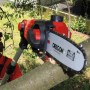 Einhell Akku-Hochentaster GE-HC 18 Li T Solo beim Schneiden eines Astes.