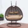 Home Deluxe Hängesessel Twin aus Polyrattan in Braun mit beigen Kissen und Regenabdeckung.
