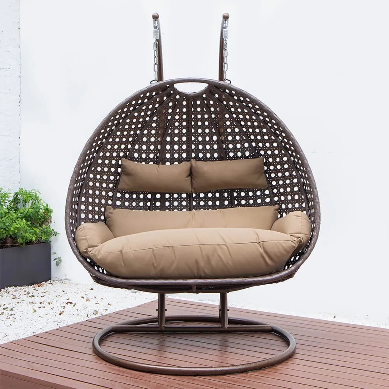 Home Deluxe Hängesessel Twin aus Polyrattan in Braun mit beigen Kissen und Regenabdeckung.