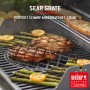 Weber Gasgrill: Zwei Steaks und Spargel auf dem Grillrost mit Sear Grate Einsatz.