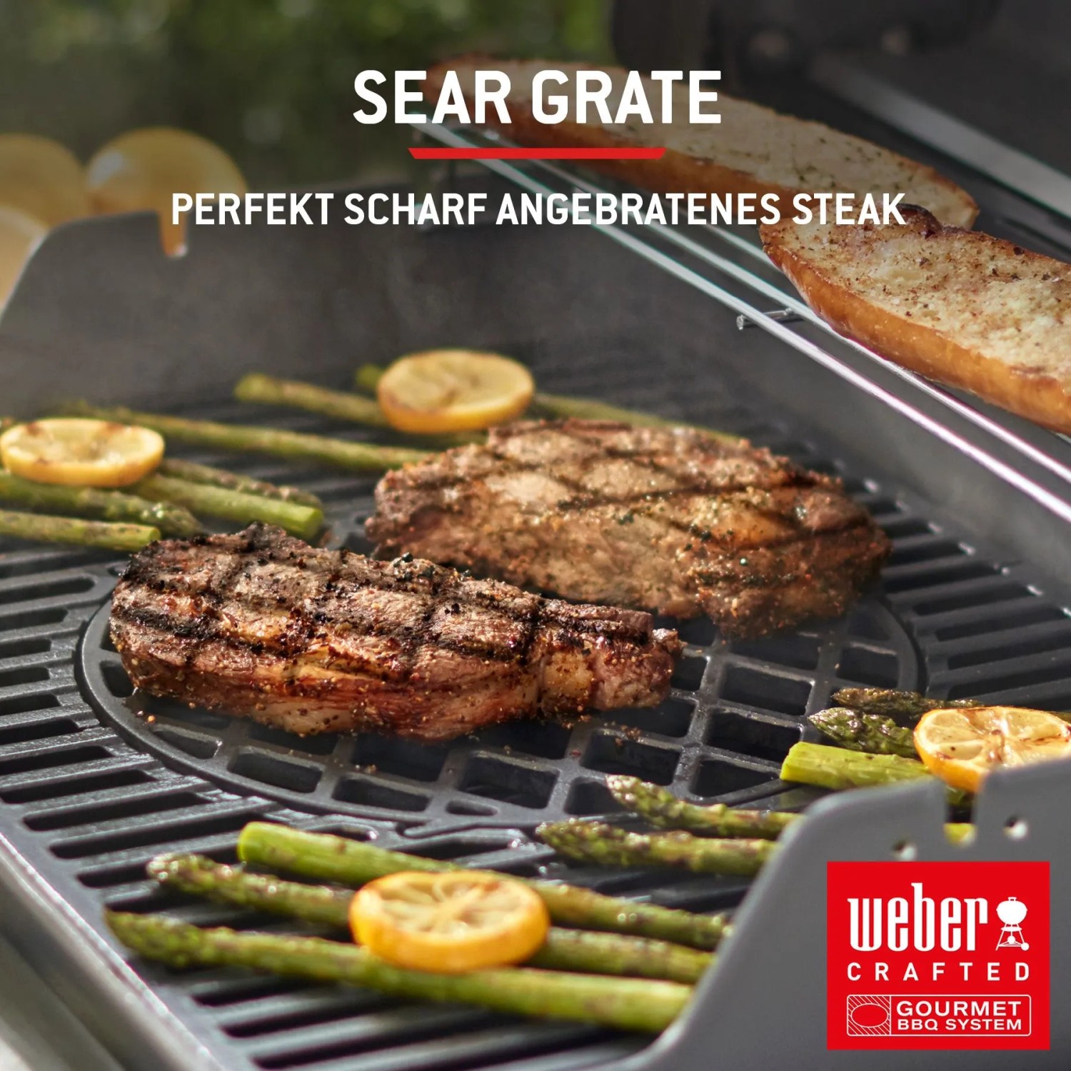 Weber Gasgrill: Zwei Steaks und Spargel auf dem Grillrost mit Sear Grate Einsatz.