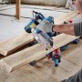 Bosch Professional GCM 254 D Kapp- und Gehrungssäge im Einsatz beim Holzzuschnitt.