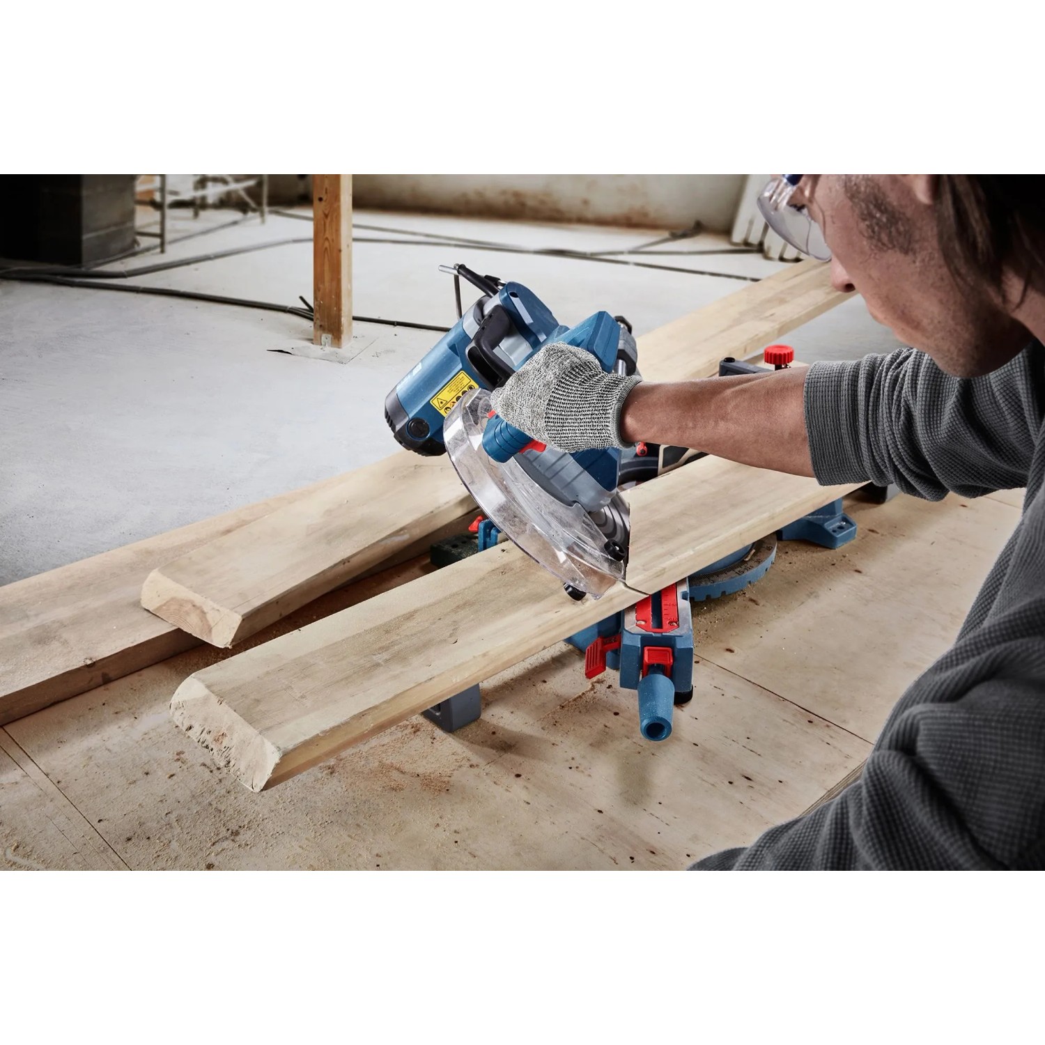 Bosch Professional GCM 254 D Kapp- und Gehrungssäge im Einsatz beim Holzzuschnitt.