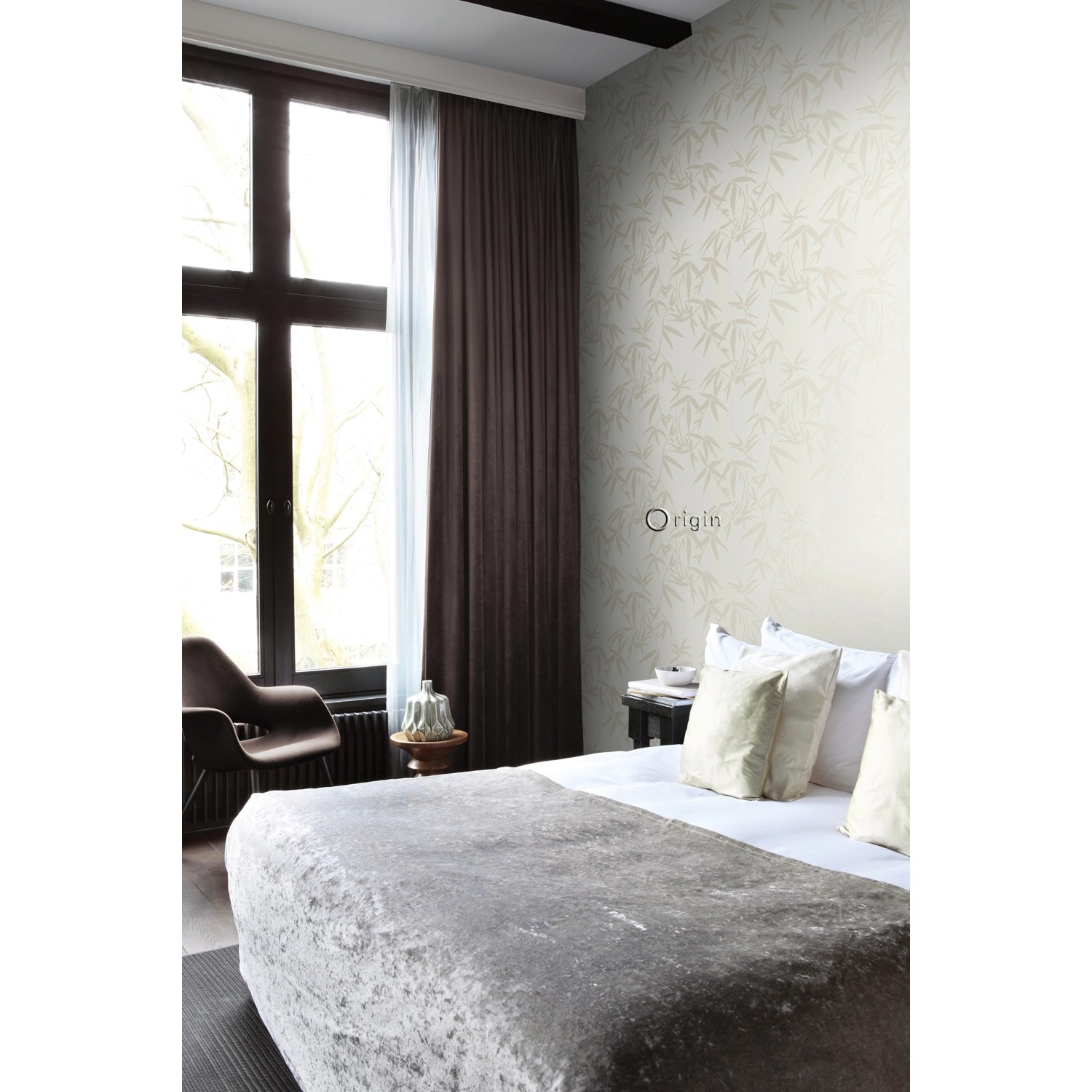 Beige Vliestapete mit Bambusblätter-Motiv von Origin Wallcoverings im Schlafzimmer.