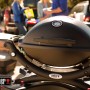 Schwarzer Weber Gasgrill Q 1200 mit Rollwagen, 1 Brenner und Deckelthermometer.