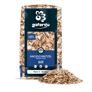 Galamio Holzhackschnitzel Natur 60l im transparenten Sack mit blauer Beschriftung, daneben ein Haufen heller Holzchips aus Waldkiefer.