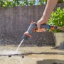 Gardena Comfort Reinigungsspritze ecoPulse™ in Aktion beim Reinigen einer Fläche.