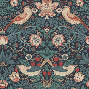 William Morris Vliestapete Strawberry Thief Deep Blau mit Vogel- und Erdbeermuster.