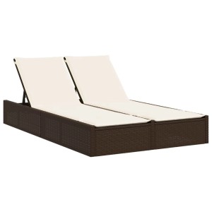Braune Doppel-Sonnenliege aus Poly Rattan mit cremeweißen Auflagen für den Garten.