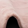 Detailaufnahme: Runder, altrosa Fellteppich „Pergamon Luxus Super Soft Plush“, weicher Kurzflorteppich.