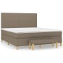 Boxspringbett Taupe (180x200 cm) mit Matratze und Bank. Stoffbezug, helles Holz.