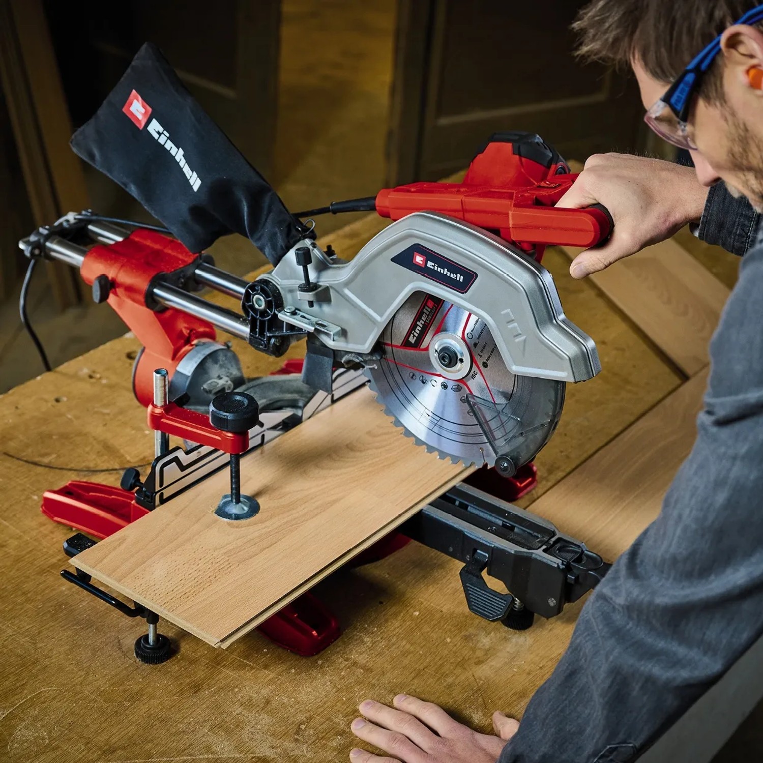 Einhell Zug-Kapp-Gehrungssäge TE-SM 10 L Dual in Nutzung mit Werkstück.