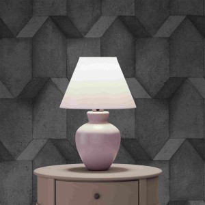 Schwarze Tadessi Vliestapete Steinoptik mit 3D-Geometrie, beleuchtet von einer Lampe auf einem Tisch.