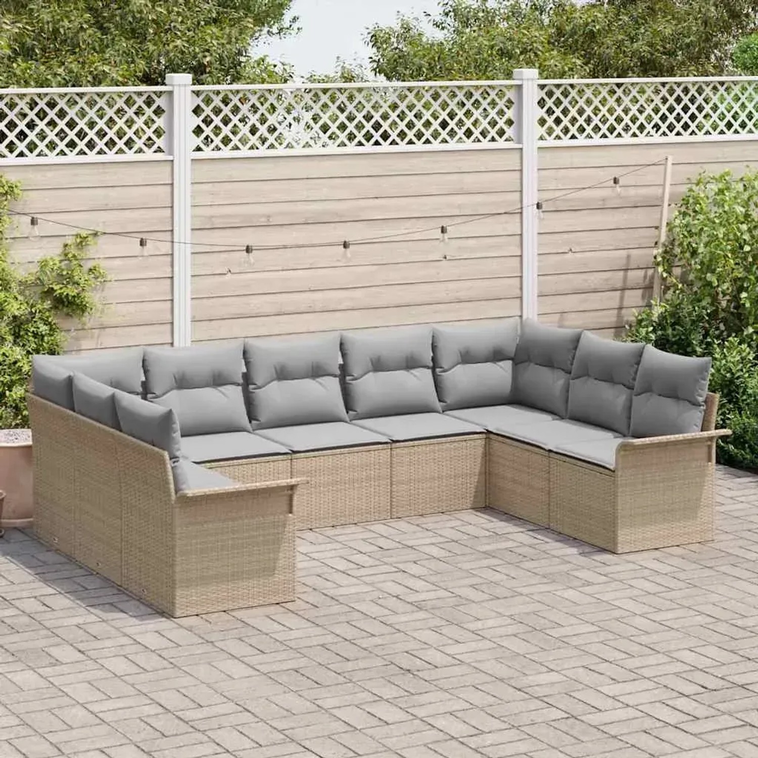 Beiges 9-teiliges Garten-Sofa-Set aus Poly Rattan mit grauen Kissen.