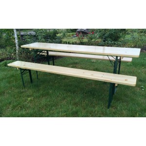 Klappbare Bierzeltgarnitur mit 50 cm breitem Tisch im Garten.