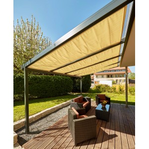 Gutta Seilspannmarkise Sandstone auf Terrasse mit Gartenmöbeln. Sonnenschutz für Terrassenüberdachungen.