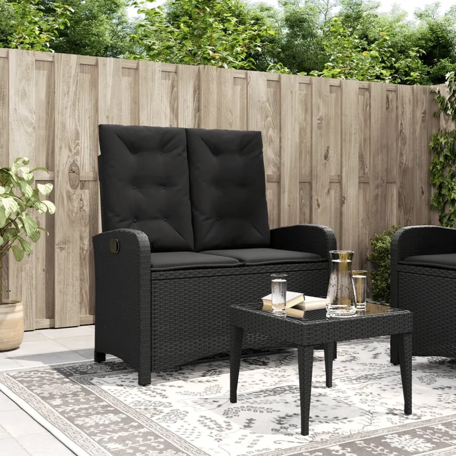 Verstellbare, schwarze Gartenbank aus Poly Rattan mit Kissen (105x59x93cm).