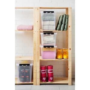 Regal mit SmartStore Aufbewahrungsboxen Classic 46l, gefüllt mit Kleidung und Schuhen.