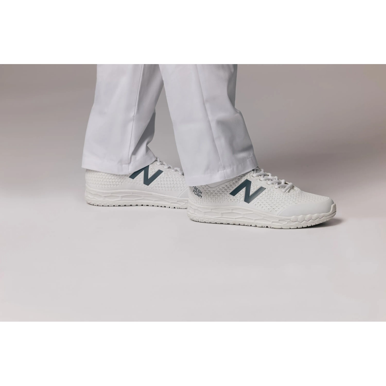 Weiße New Balance Performance-Berufsschuhe 906 SR für Herren, Größe 40,5. Arbeitsschuhe mit rutschfester Sohle.