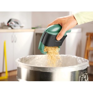 Bosch PKS 66 AF Handkreissäge: CleanSystem Box wird in einen Mülleimer entleert.