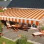 Gelenkarmmarkise, 300x200 cm, beige-orange gestreift, über Terrasse mit Gartenmöbeln.