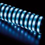 Aufgerolltes LED-Flexband RGB, 10 m, mit blauen Lichteffekten. LED-Streifen mit Fernbedienung.