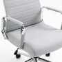 Detailansicht: Hellgrauer Svita Office Comfort Bürostuhl mit Stoffbezug und Chromgestell.