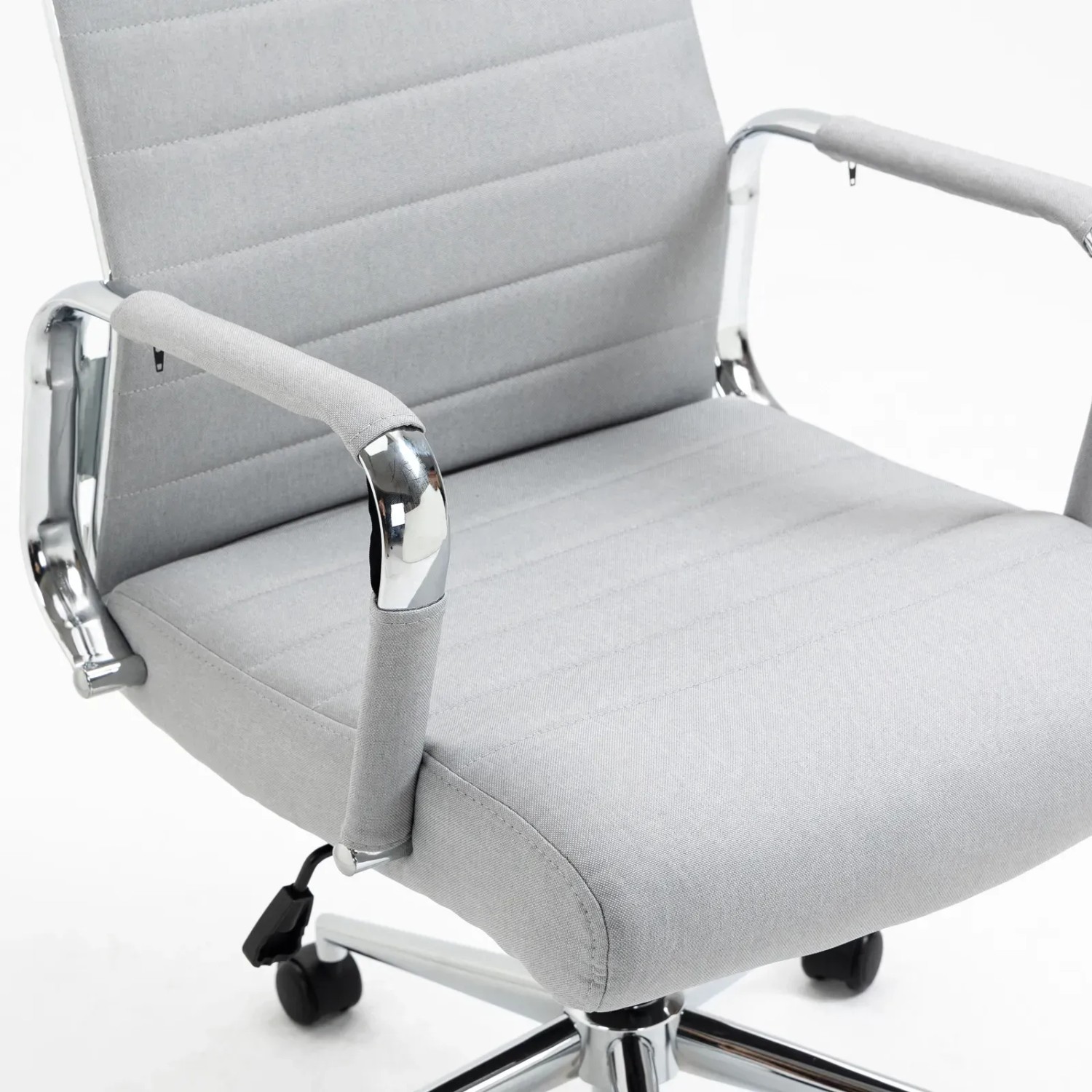 Detailansicht: Hellgrauer Svita Office Comfort Bürostuhl mit Stoffbezug und Chromgestell.