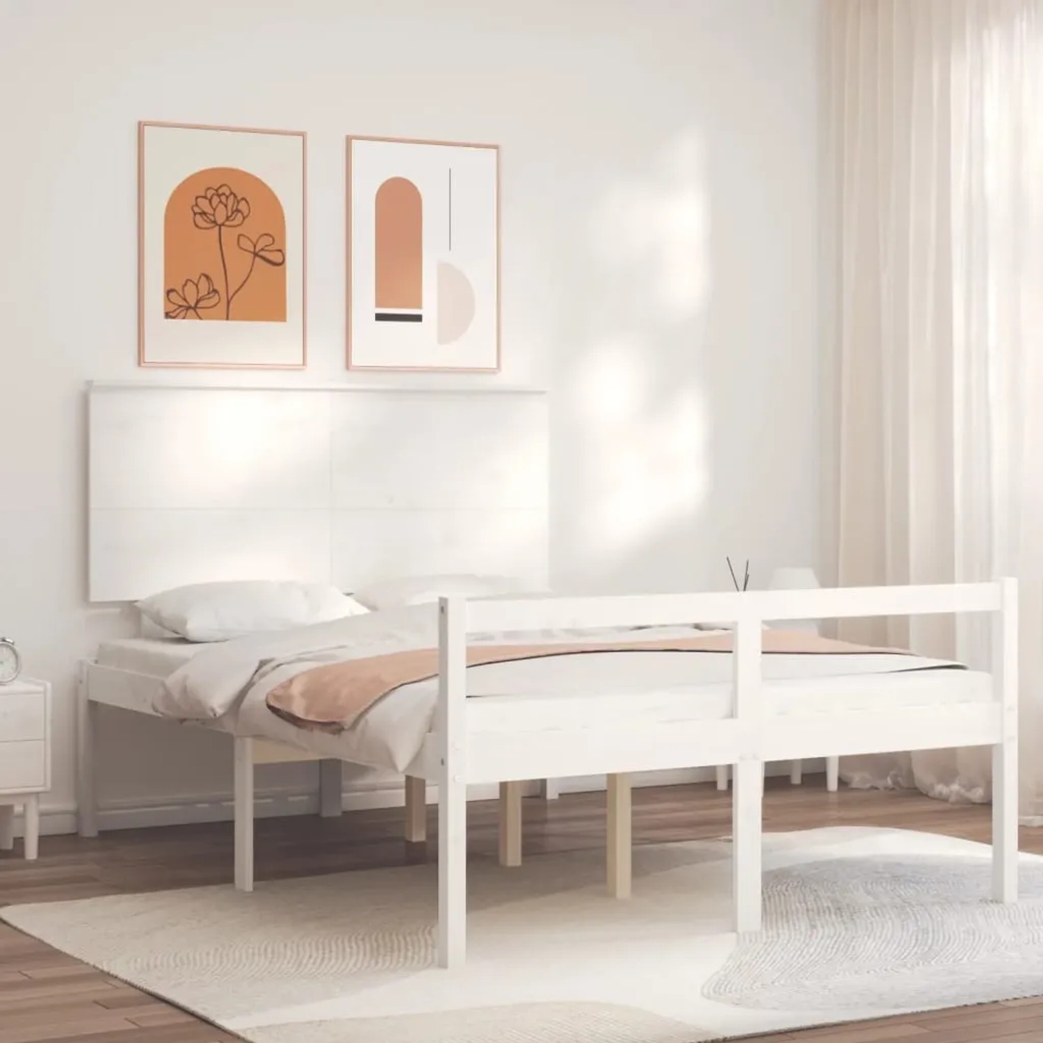 Weißes Massivholzbett 140x190 cm mit Kopfteil im Schlafzimmer.