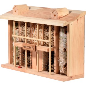 Großes Insektenhotel aus Kiefernholz mit Füllmaterialien wie Schilf und Kiefernzapfen.